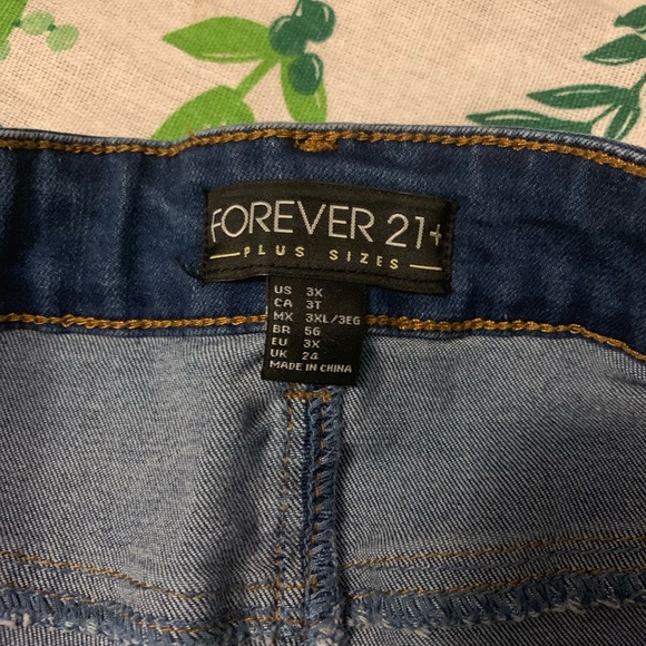 Plus size frayed jean shorts - Picture 5 of 5